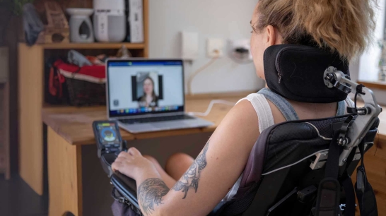 Barrierefreiheit: Dame in Rollstuhl vor Computer