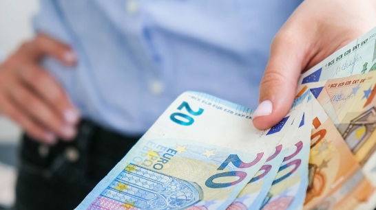 Hand hält Geldscheine