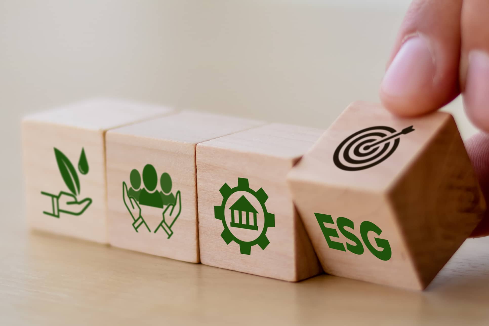4 Holzwürfel mit Piktogrammen zum Thema ESG