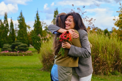 2 Frauen umarmen sich