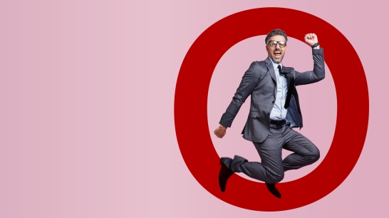 Mann springt in die Luft und durch das rote Oberbank-O