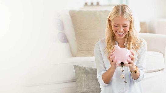 Frau mit Sparschwein