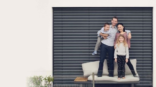 Jungfamilie vor Eigenheim